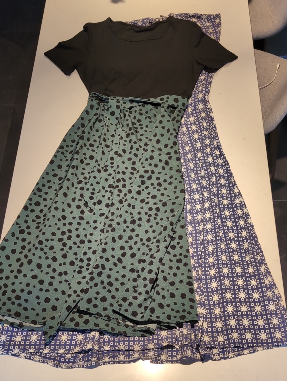 2 dresses, Navy Blue Geometric Button-Front Midi Dress and black and green dress